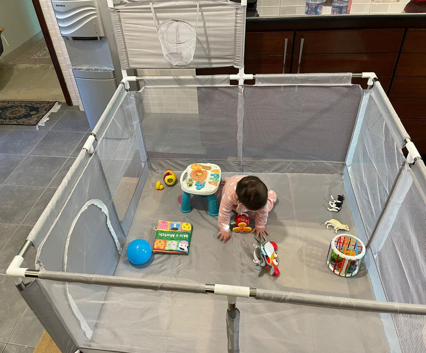 Baby safety playpen